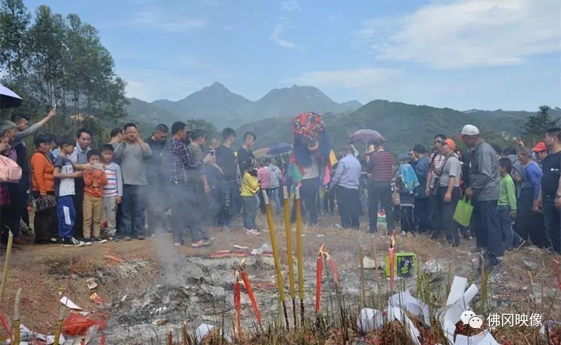 黄坟什么意思_黄峭山祖坟风水_坟墓风水黄泉水