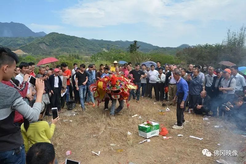 坟墓风水黄泉水_黄峭山祖坟风水_黄坟什么意思