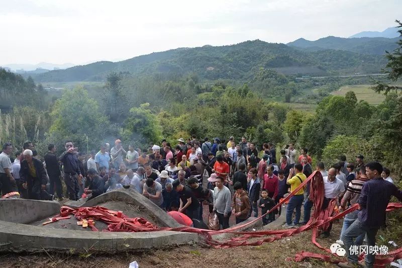 黄坟什么意思_黄峭山祖坟风水_坟墓风水黄泉水